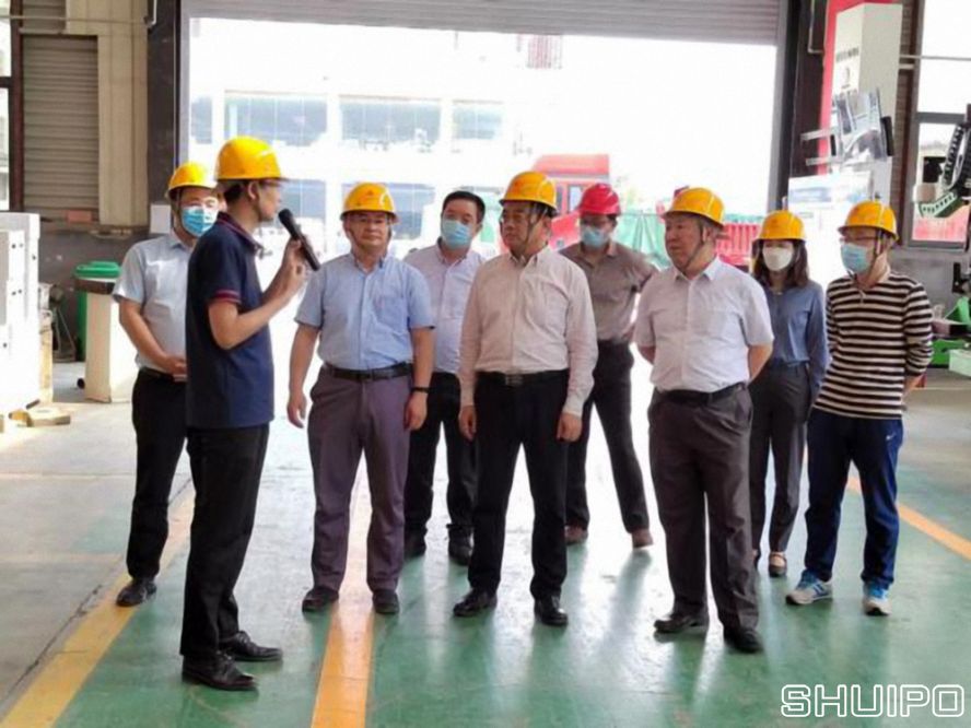山東省科學院激光研究所所長賈中青、山東省機械設計研究院院長林江海帶領激光、高端裝備領域專家一行9人到水泊焊割實地調研 (已調整大小)